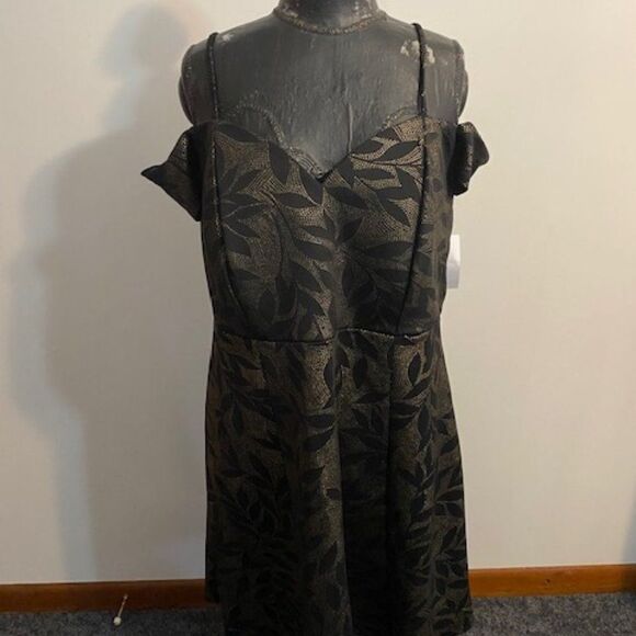 En Focus Gold Leaf Patterned Cocktail dress, size 16W - Picture 1 of 2